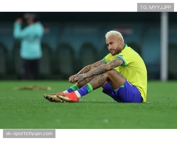 内马尔边路突破撕开后防连续制造威胁体现角色回撤变化